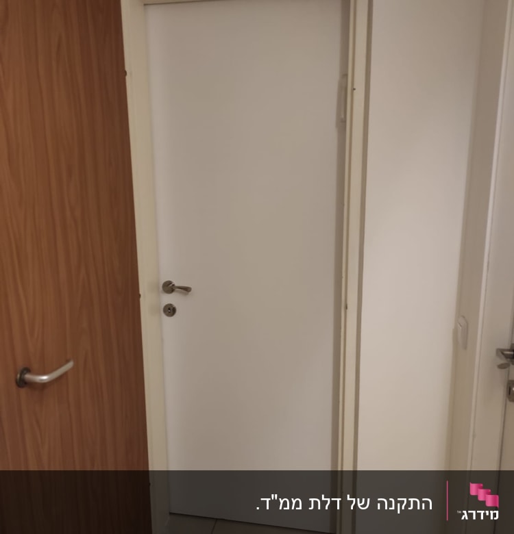 דלת לבנה סגורה ודלת עץ פתוחה חלקית